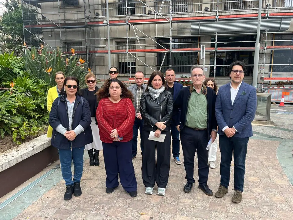 Minuto de silencio de Delegaci&oacute;n del Gobierno en la Plaza de los Reyes, este lunes 28 de abril./ J.A. Gonz&aacute;lez