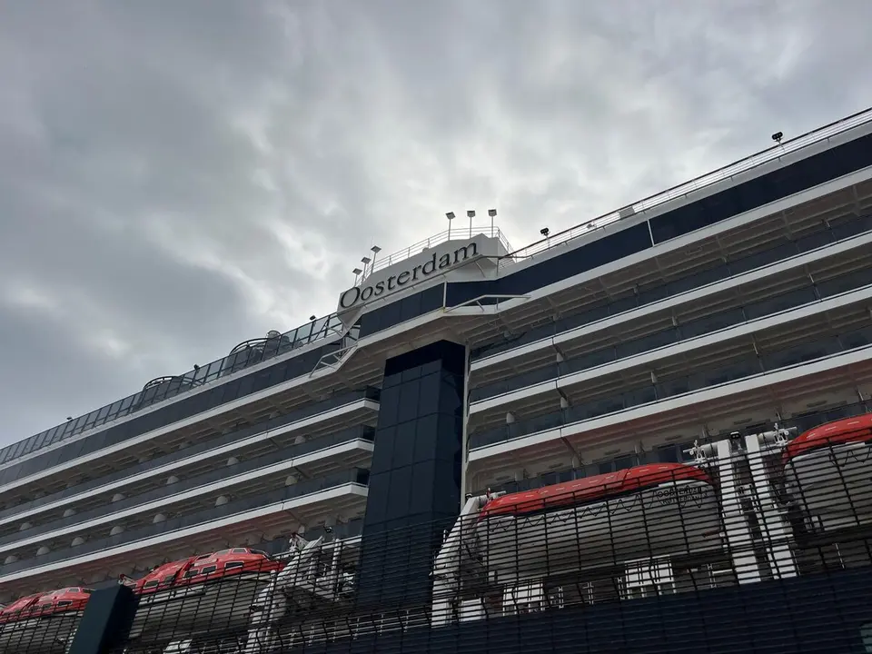 MS Oosterdam atraca en Ceuta./ J.A.Gonz&aacute;lez