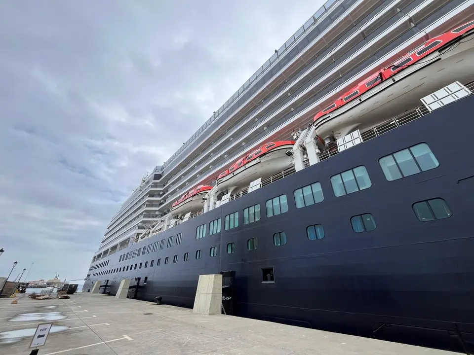 MS Oosterdam atraca en Ceuta./ J.A.Gonz&aacute;lez