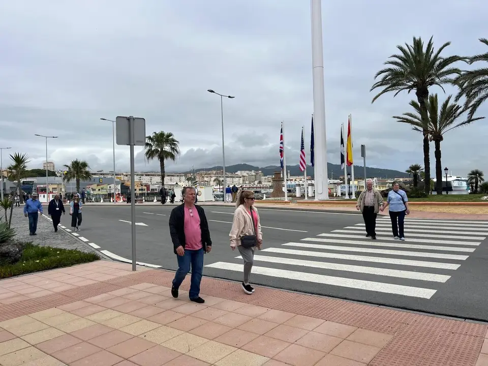 MS Oosterdam atraca en Ceuta./ J.A.Gonz&aacute;lez