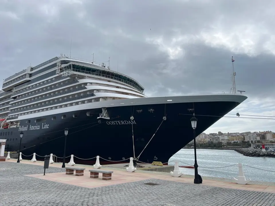 MS Oosterdam atraca en Ceuta./ J.A.Gonz&aacute;lez