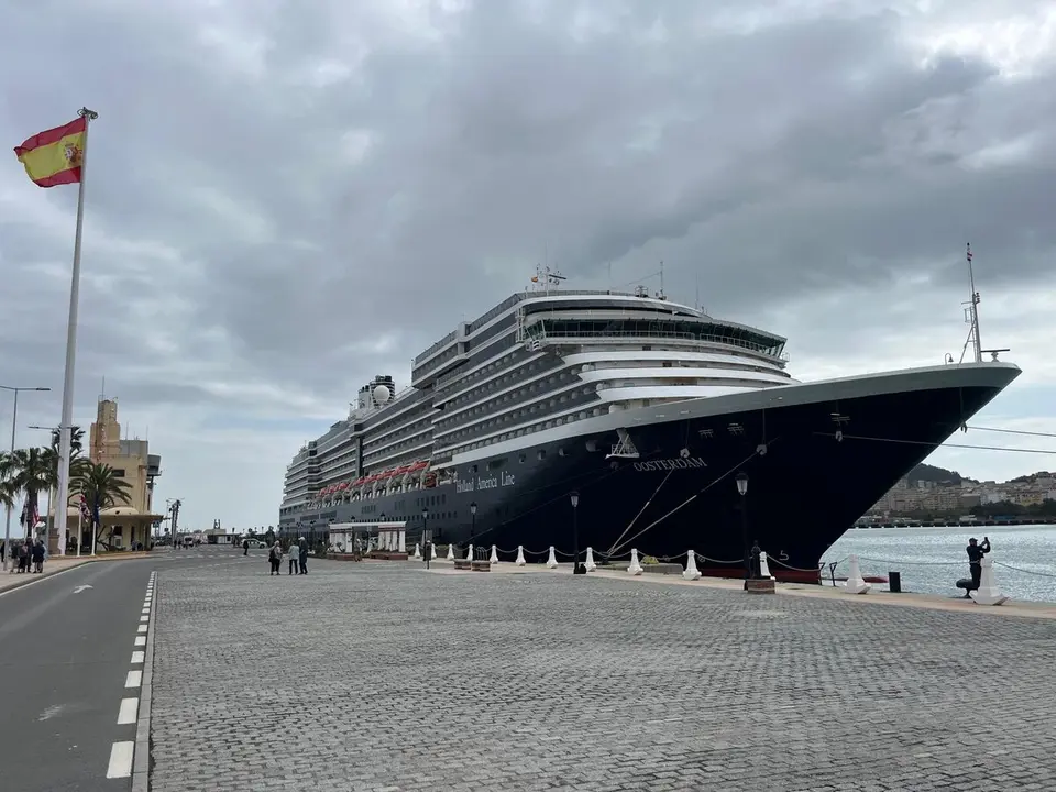 MS Oosterdam atraca en Ceuta./ J.A.Gonz&aacute;lez
