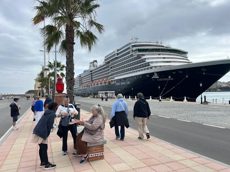 MS Oosterdam atraca en Ceuta./ J.A.Gonz&aacute;lez