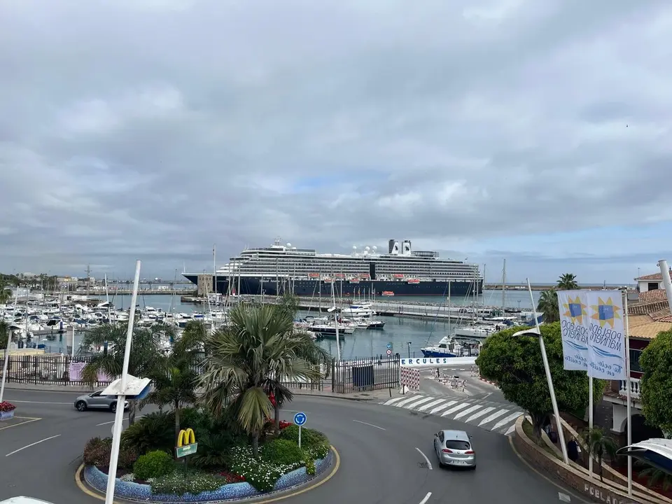 MS Oosterdam atraca en Ceuta./ J.A.Gonz&aacute;lez