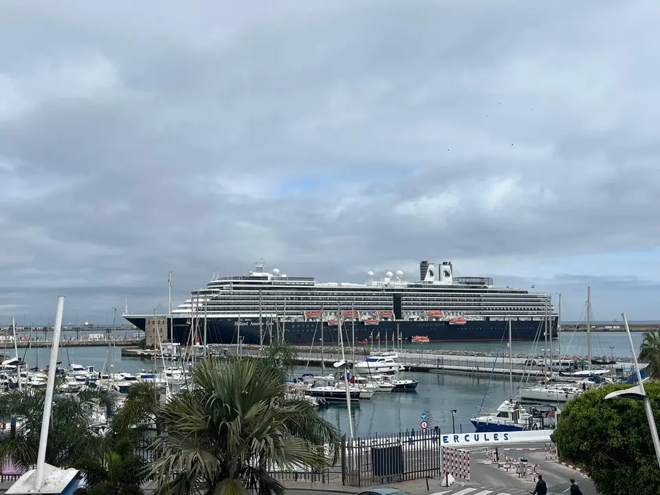 MS Oosterdam atraca en Ceuta./ J.A.Gonz&aacute;lez