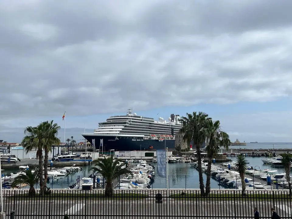 MS Oosterdam atraca en Ceuta./ J.A.Gonz&aacute;lez