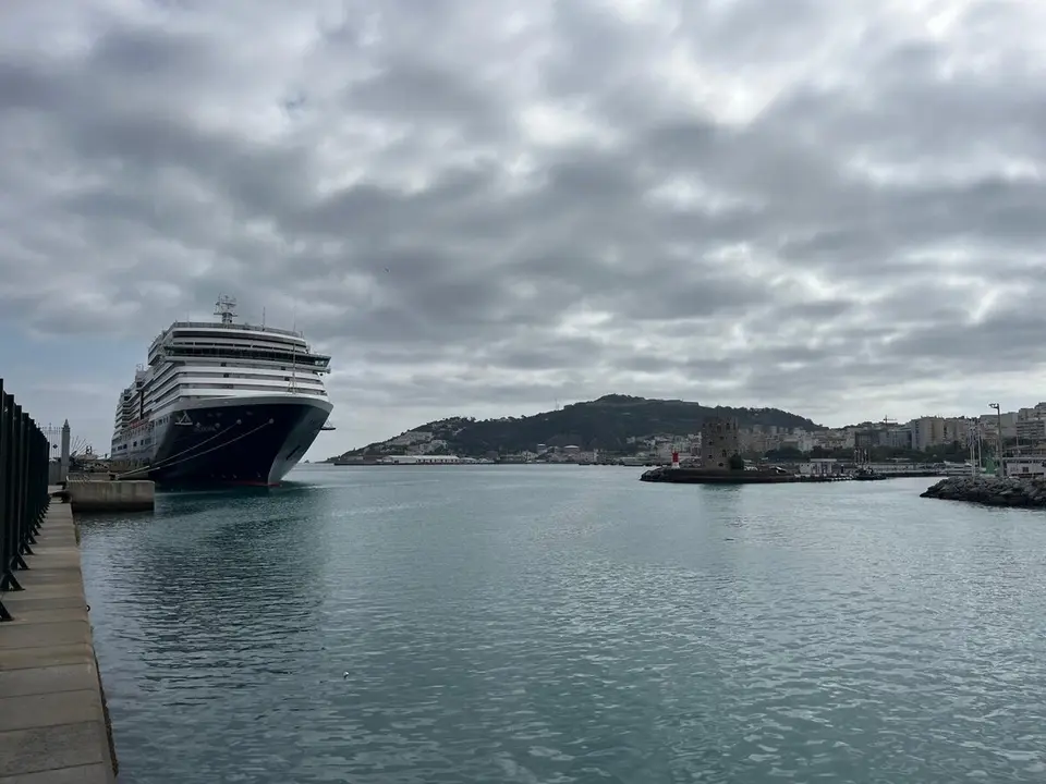 MS Oosterdam atraca en Ceuta./ J.A.Gonz&aacute;lez