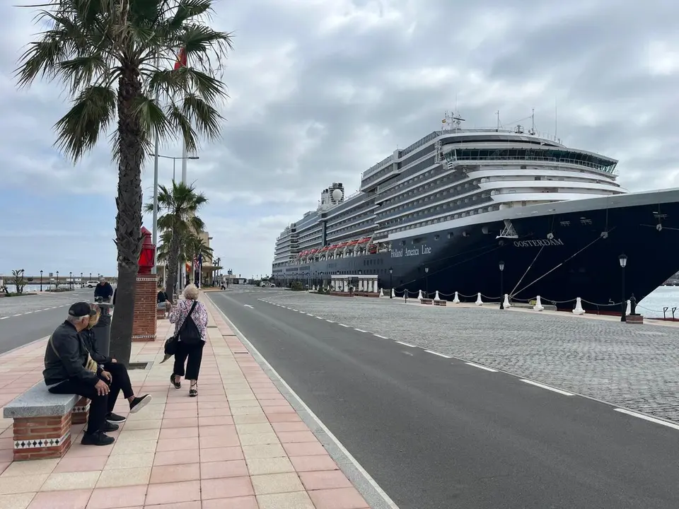 MS Oosterdam atraca en Ceuta./ J.A.Gonz&aacute;lez