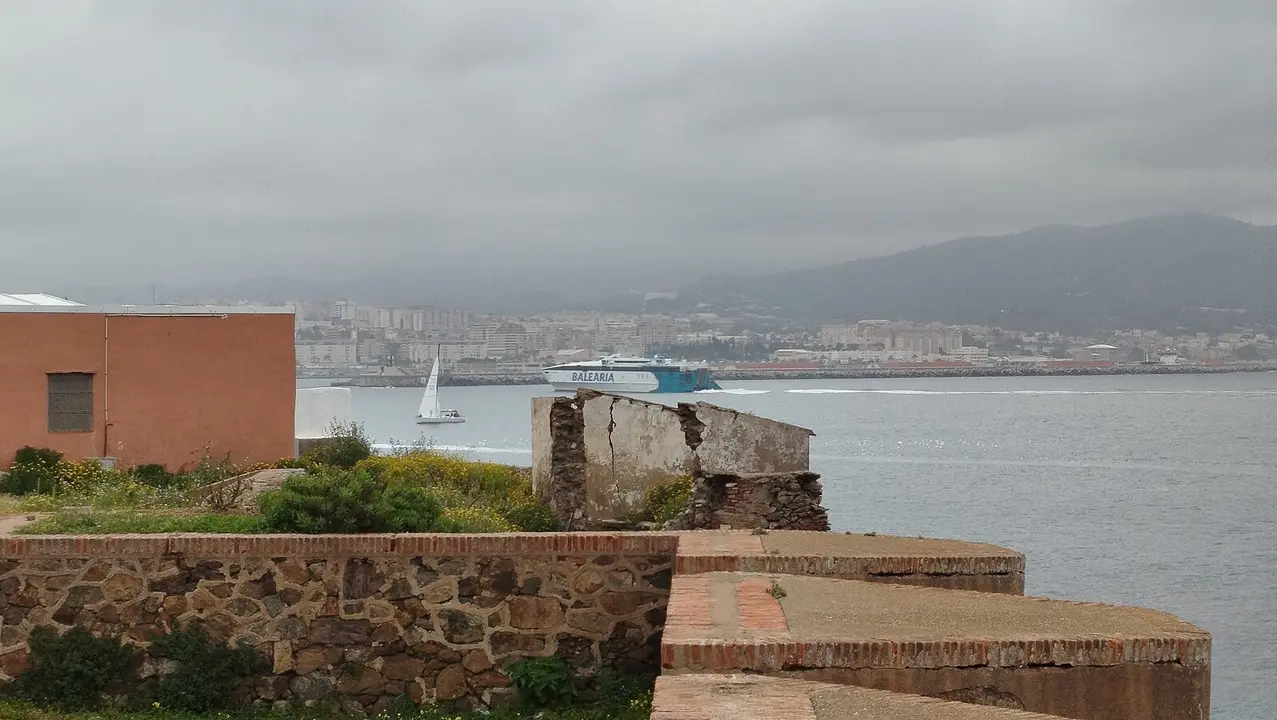 Vistas Ceuta levante niebla puerto Bale&agrave;ria