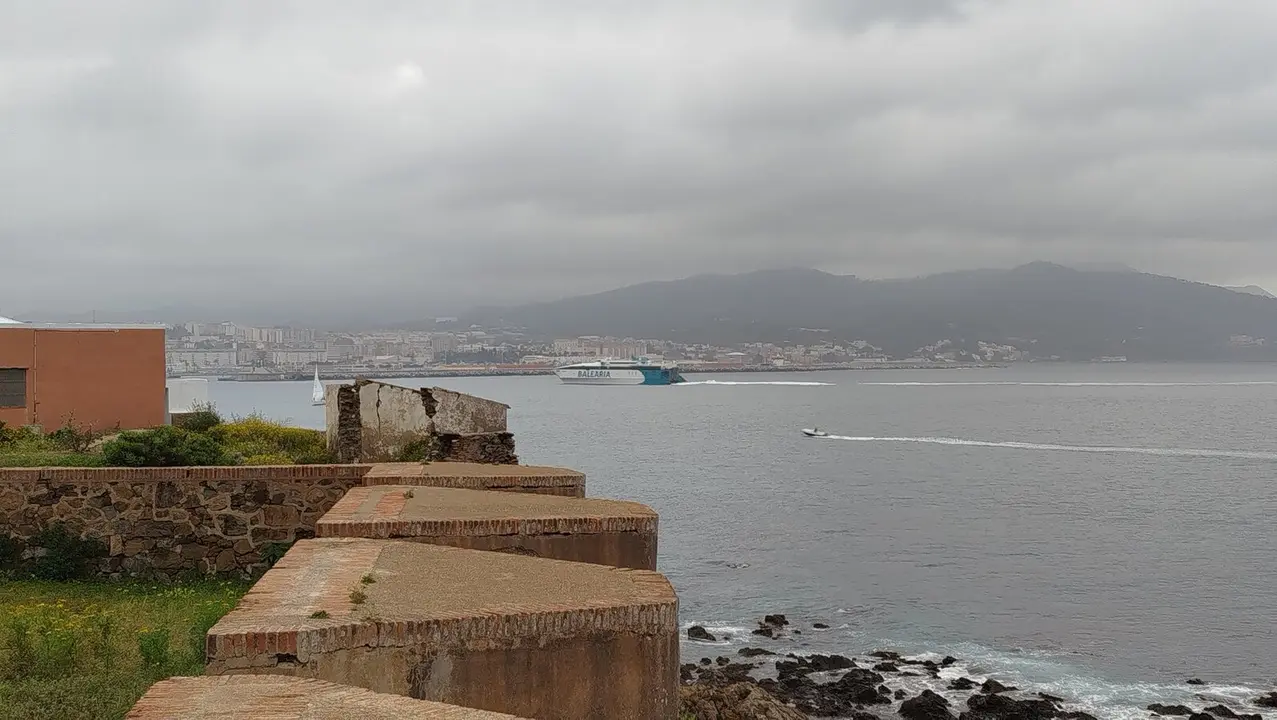 Vistas Ceuta levante niebla puerto Bale&agrave;ria