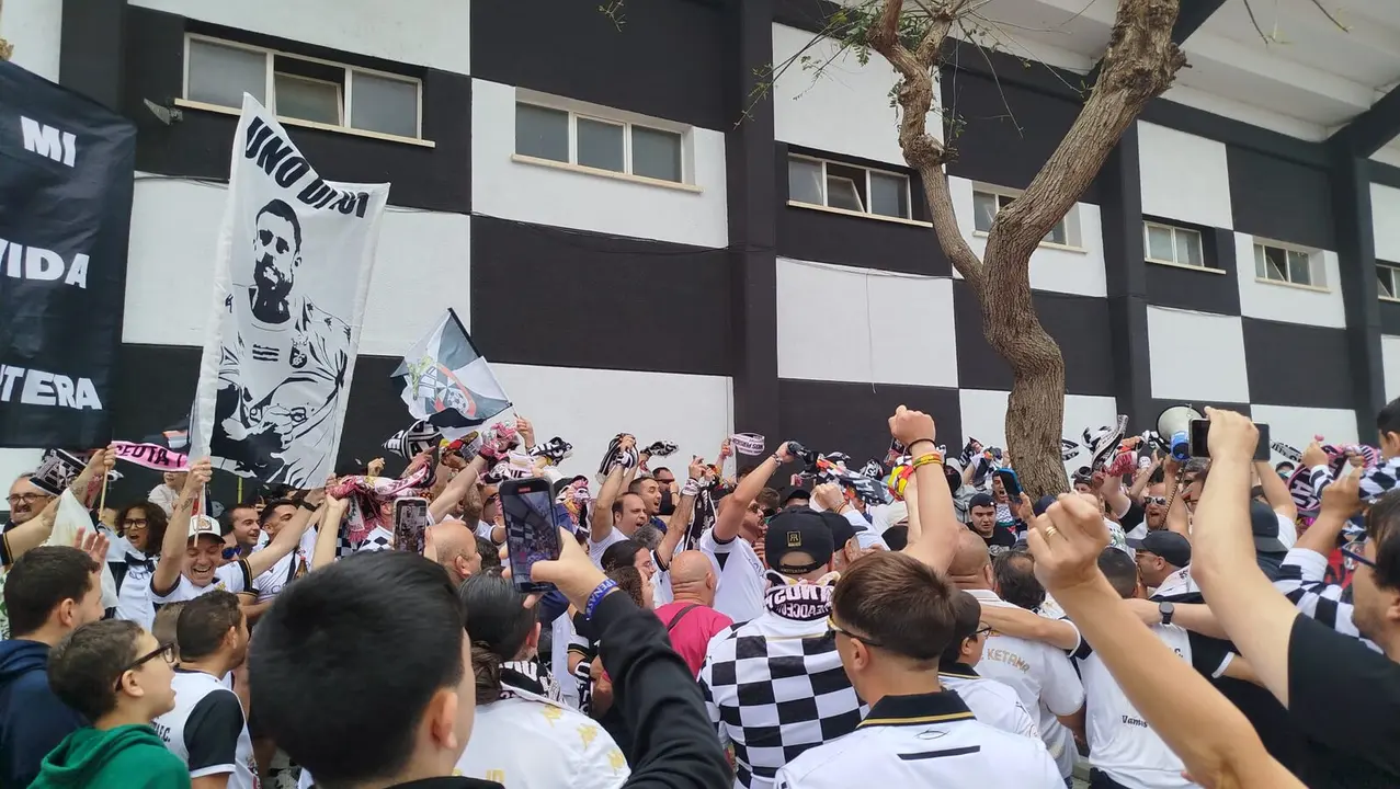 La afici&oacute;n acompa&ntilde;a a la AD Ceuta en su llegada al Alfonso Murube./ Susi I&ntilde;esta
