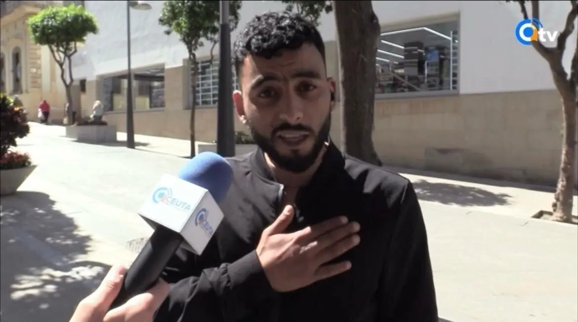 El aficionado durante su petici&oacute;n a Luhay Hamido