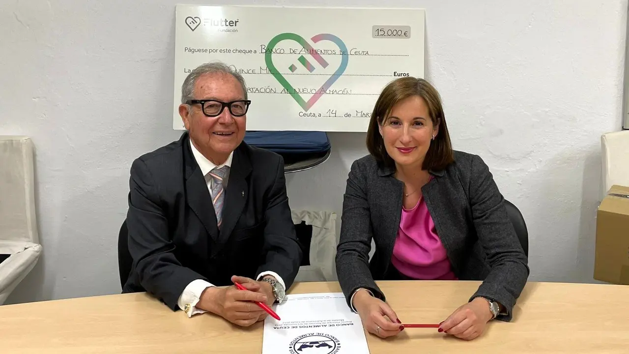 Pedro Mariscal, presidente del Banco de Alimentos de Ceuta, con Esther Mart&iacute;n Ortega, de la Fundaci&oacute;n Flutter