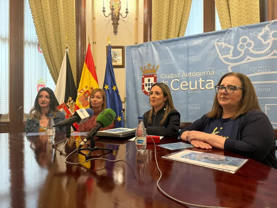 De izda. a derecha: Bego&ntilde;a Hernando, Yolanda D&iacute;az, Pilar Orozco y Eva Rodr&iacute;guez, durante la presentaci&oacute;n del programa