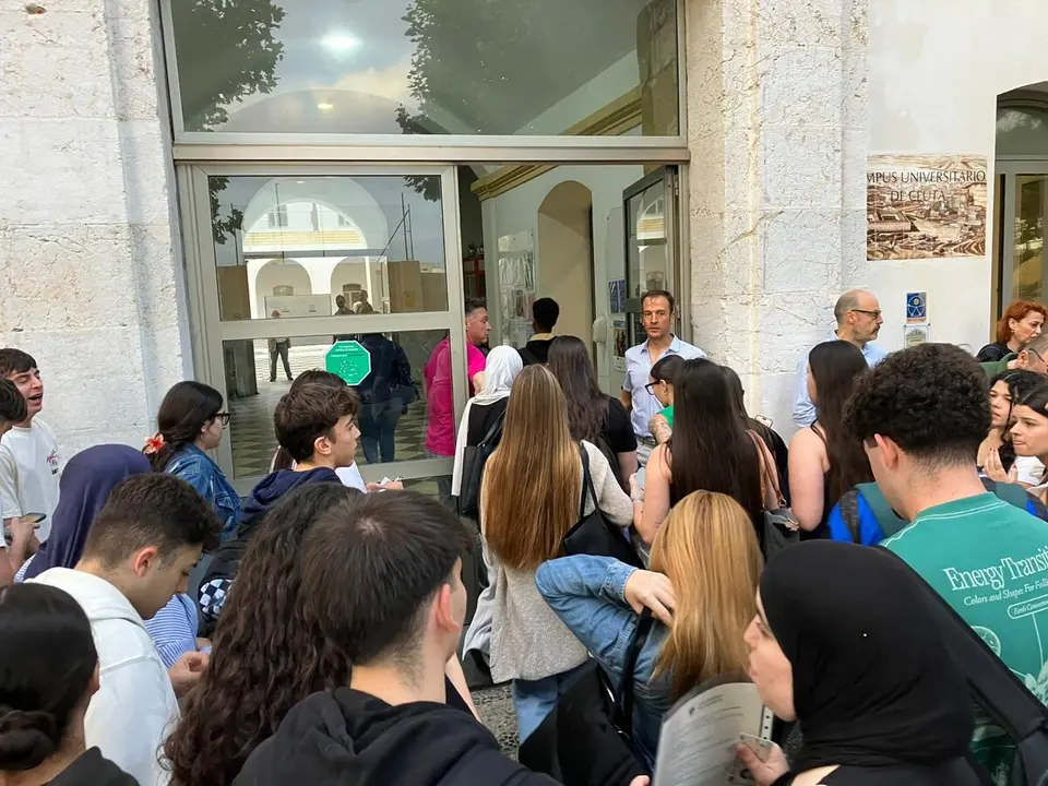 Alumnos esperando para realizar el primer examen de la PAU
