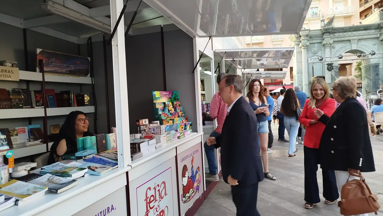 Vivas visita la Feria del Libro