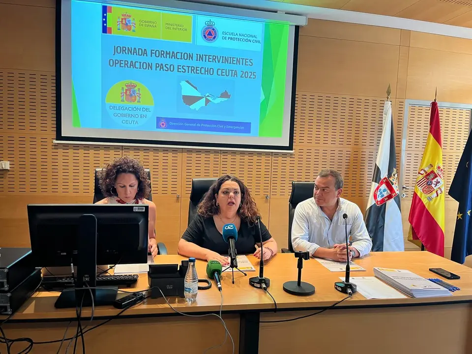 De izda. a derecha: Raquel Miaja, Cristina P&eacute;rez y Gonzalo Sanz, durante la inauguraci&oacute;n de las jornadas