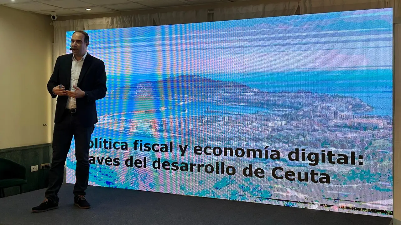 Jordi F&aacute;brega, durante su intervenci&oacute;n en la apertura del evento Conversa / E. Arteaga