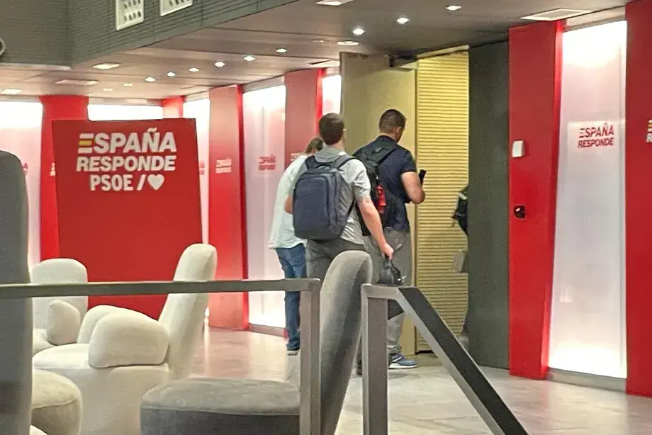 Agentes de la UCO en la sede nacional del PSOE, en la madrile&ntilde;a calle Ferraz / Javier Barbancho (elmundo.es)