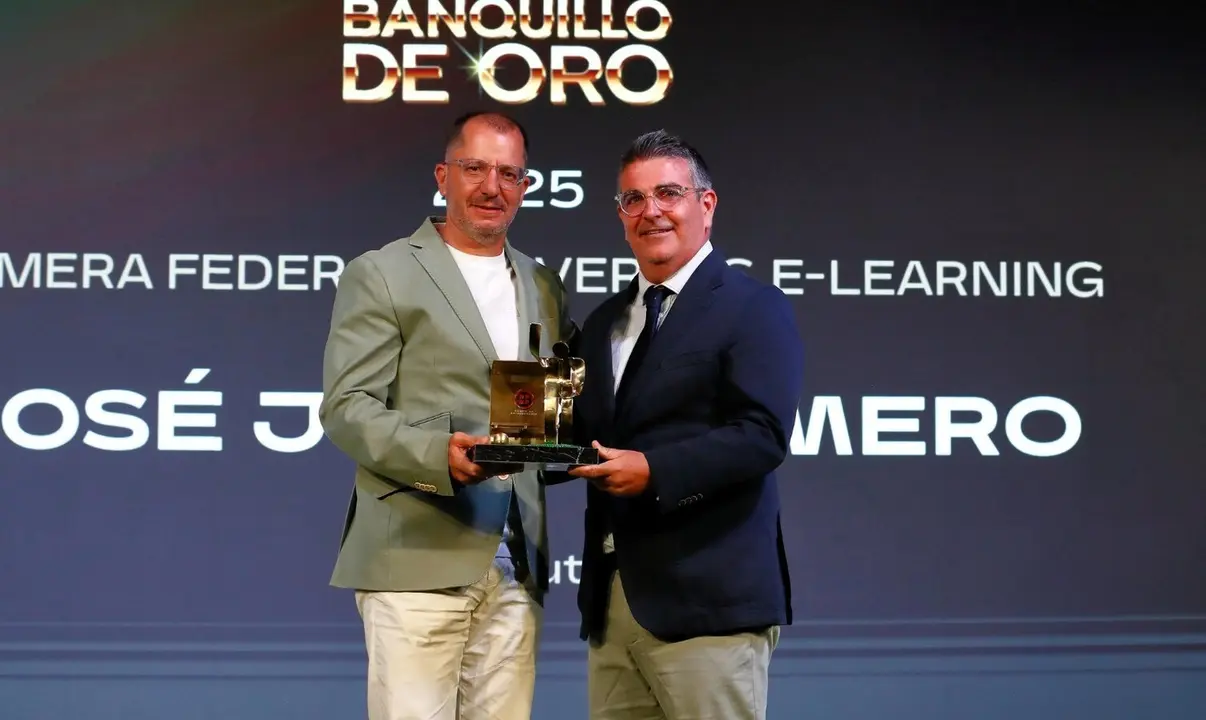 JJ Romero recibe el premio Banquillo de Oro / AD Ceuta FC
