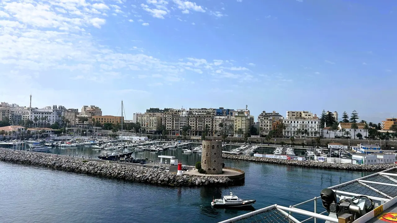 Vistas de Ceuta desde la proa del Buque anfibio portaeronaves "JUAN CARLOS I' / E. Arteaga