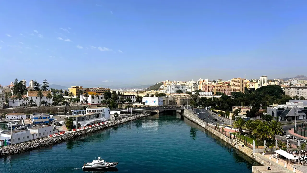 Vistas de Ceuta desde la proa del Buque anfibio portaeronaves "JUAN CARLOS I' / E. Arteaga