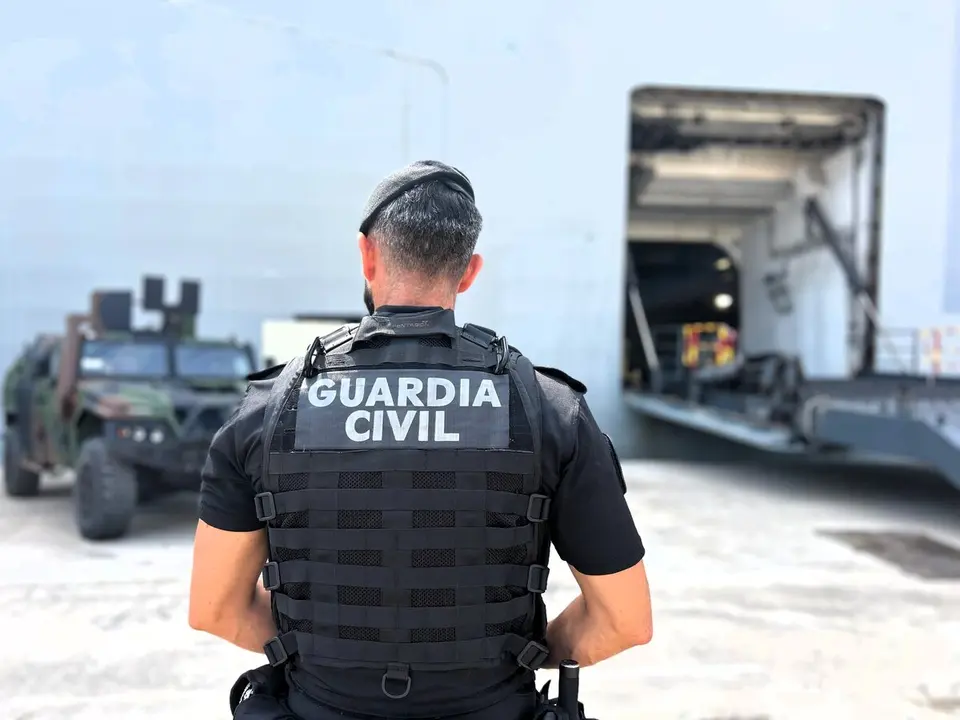 Guardia Civil, puerto de Ceuta, buque anfibio portaeronaves "JUAN CARLOS I' / E. Arteaga