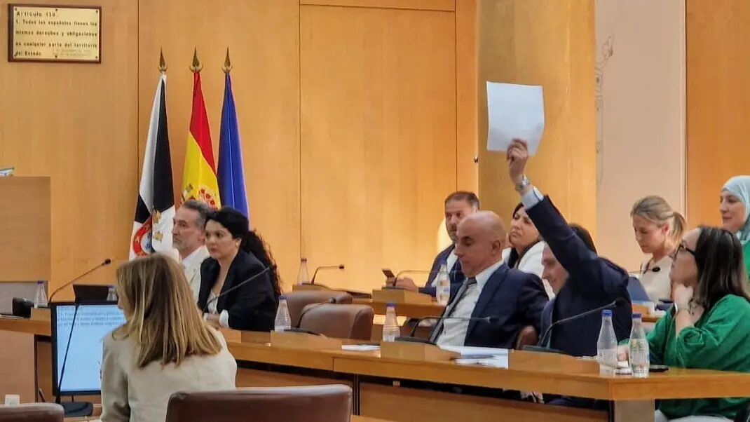Redondo, mostrando los recortes de prensa con los que avalaba sus negativa