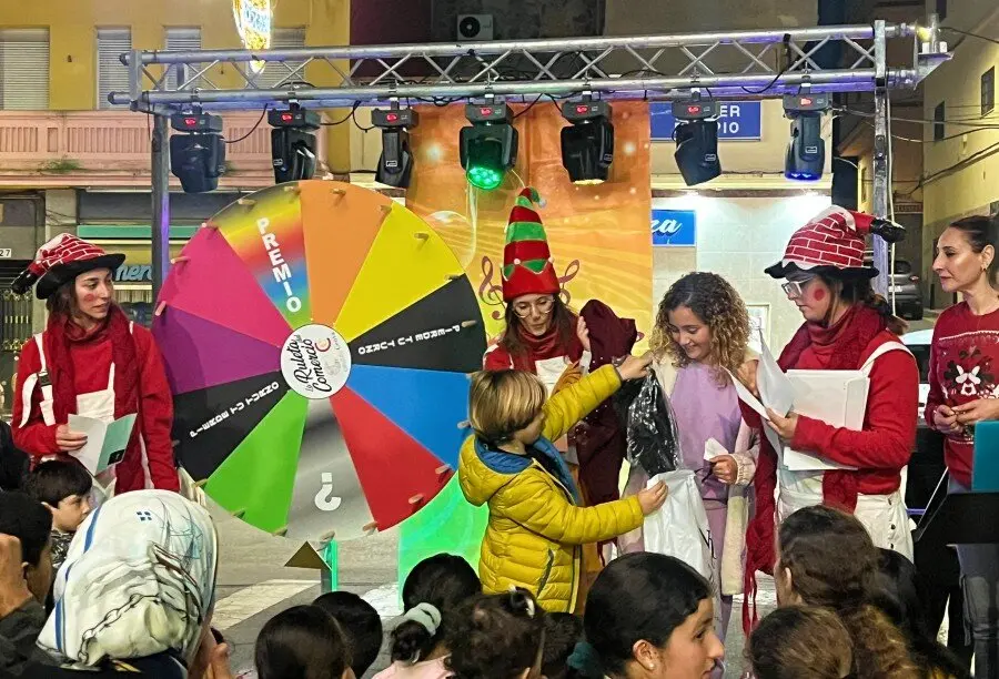  Una de las actividades de dinamizaci&oacute;n de la C&aacute;mara en Had&uacute; con sorteos y cantajuegos infantiles./archivo 