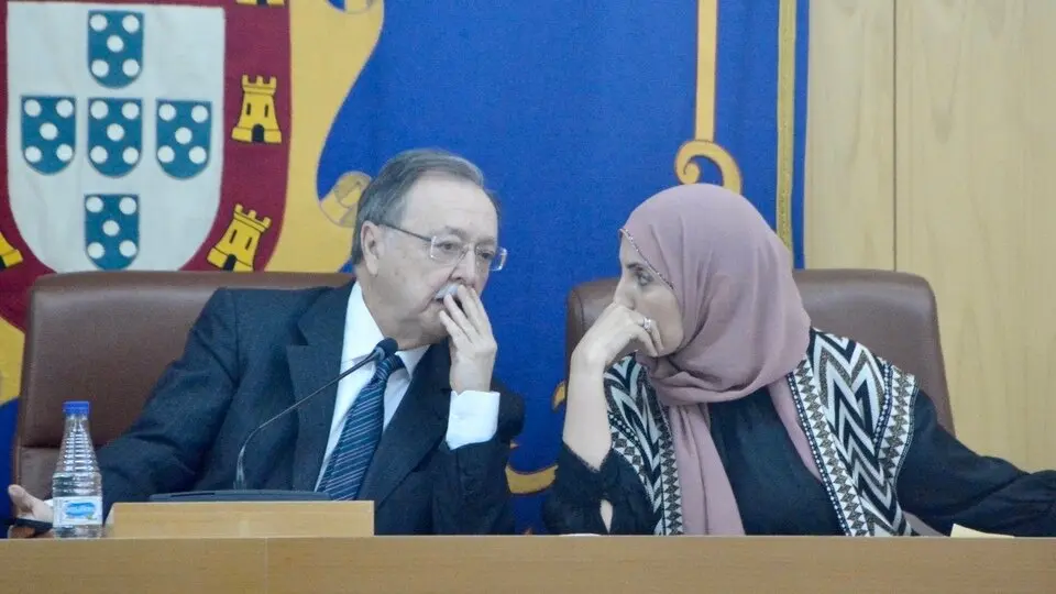  Fatima Hamed negociando con Juan Vivas en un Pleno./archivo 