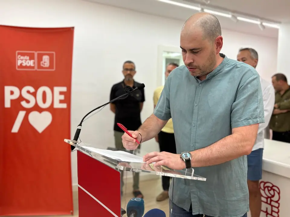 Miguel &Aacute;ngel P&eacute;rez Triano firma el manifiesto &eacute;tico como primer gesto de compromiso p&uacute;blico del PSOE de Ceuta