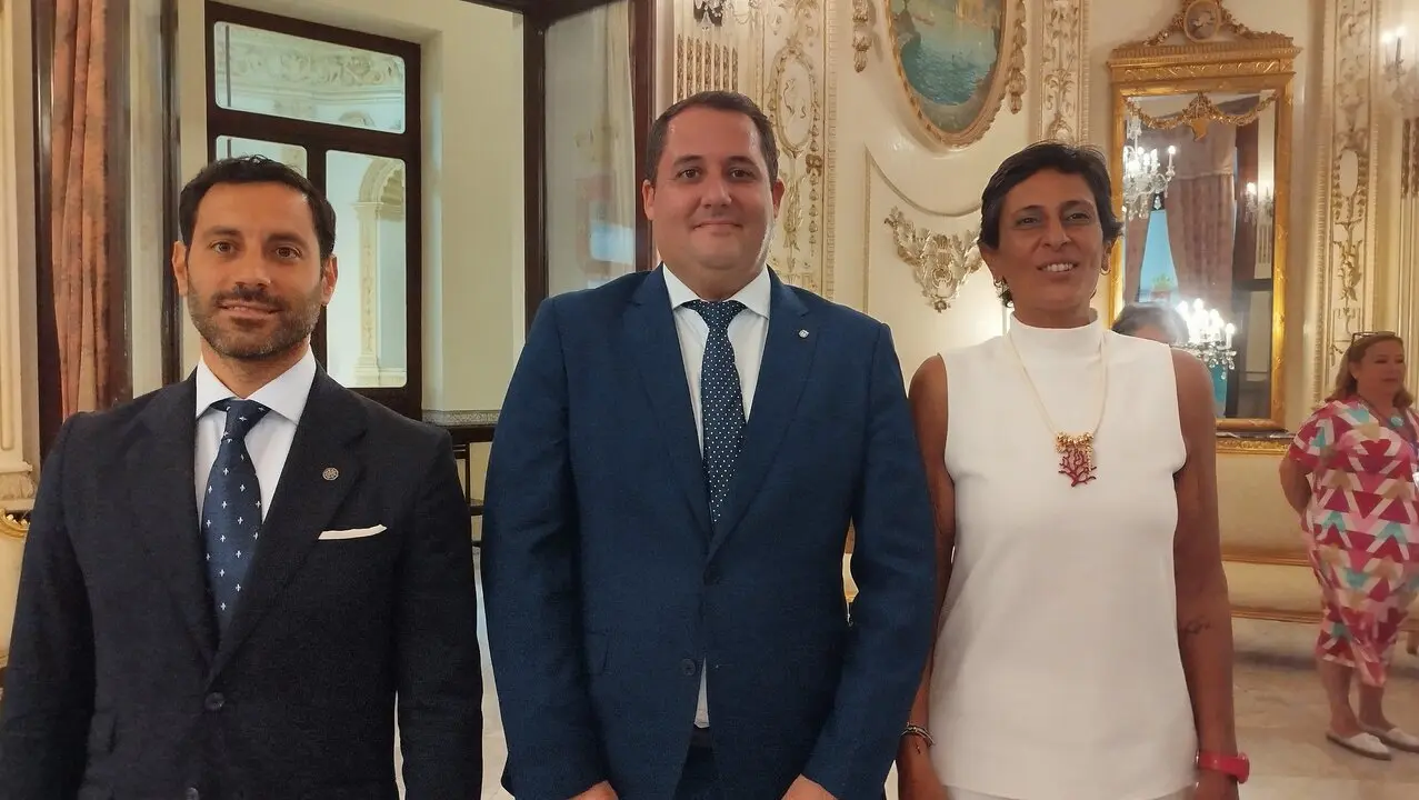 Mart&iacute;nez-Pe&ntilde;alver, Ram&iacute;rez y Chandiramani, tras la toma de posesi&oacute;n / S. I&ntilde;esta