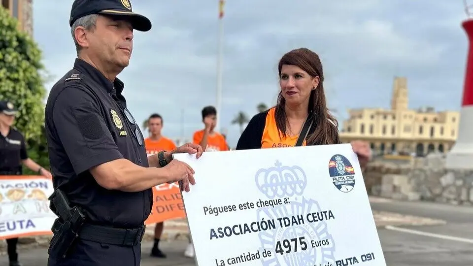 Murillo hace entrega a la Asociaci&oacute;n TDAH Ceuta de los fondos recaudados en la Carrera Solidaria Ruta 091 / E. Arteaga