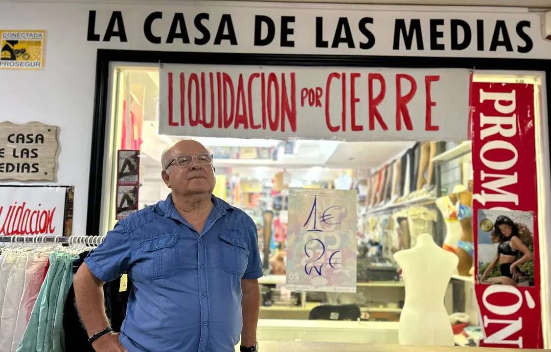 La Casa de las Medias cierra tras m&aacute;s de 30 a&ntilde;os. Paco, su propietario, en la puerta de su negocio/ E. Arteaga