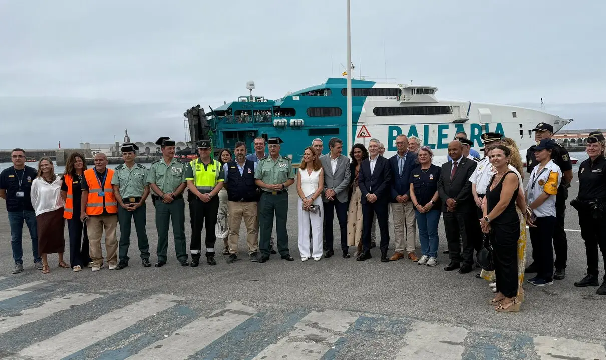 Fernando Grande-Marlaska, durante su visita al dispositivo de la OPE en el Puerto de Tarifa
