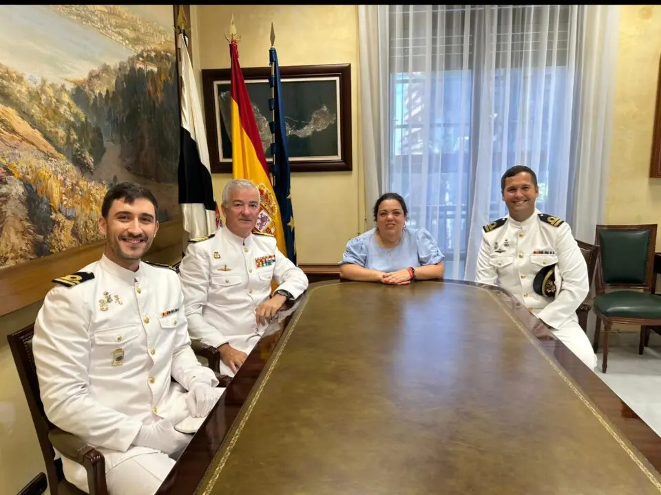 El mando entrante y el saliente junto a la delegada del Gobierno, Cristina P&eacute;rez / Cedida