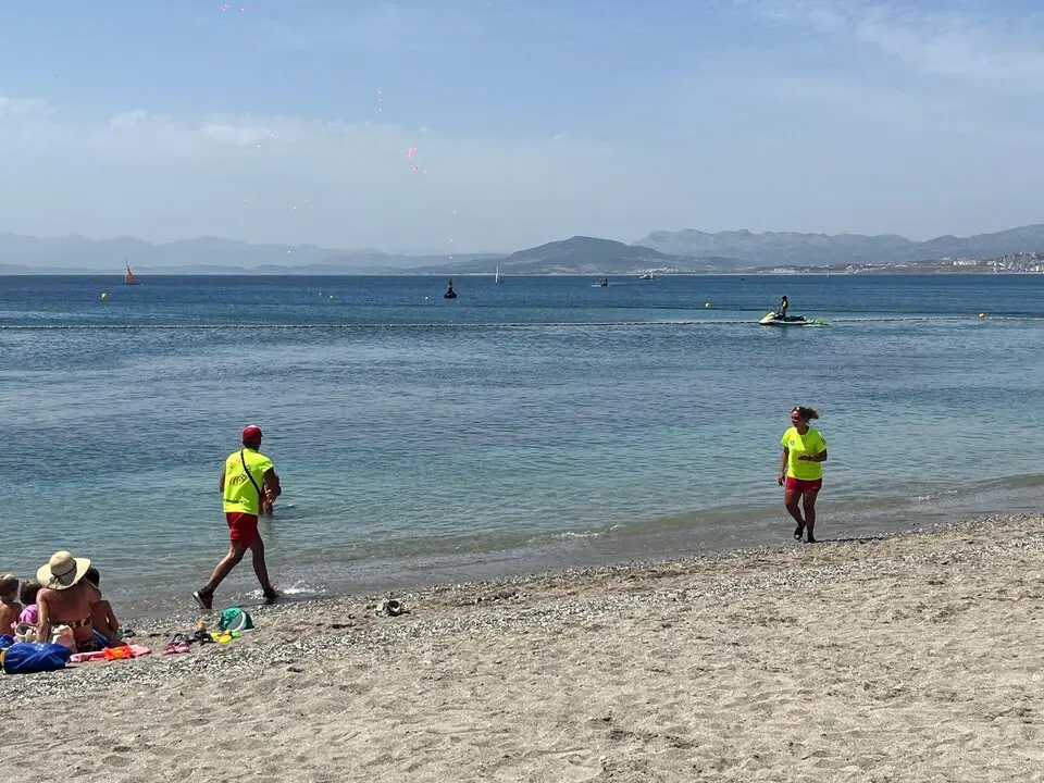 Simulacro de Marsave en la Playa de la Ribera./ J.A. Gonz&aacute;lez