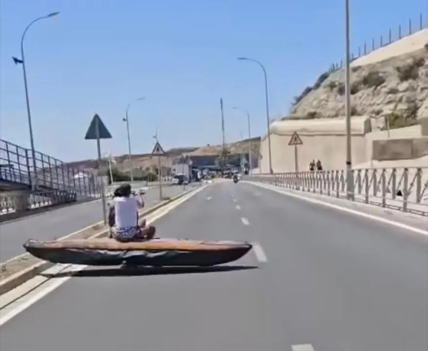 kayak en la carretera