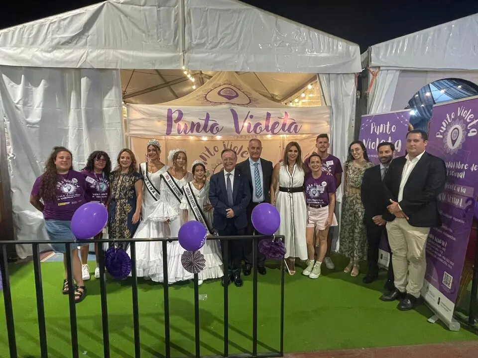 Punto Violeta, autoridades civiles y reinas de las fiestas / Archivo