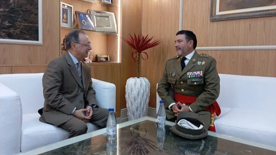 Juan Vivas, presidente de la Ciudad, despide en su despacho al general 2&ordm; jefe de la Comgeceu, Jos&eacute; Gonz&aacute;lvez / La Ciudad
