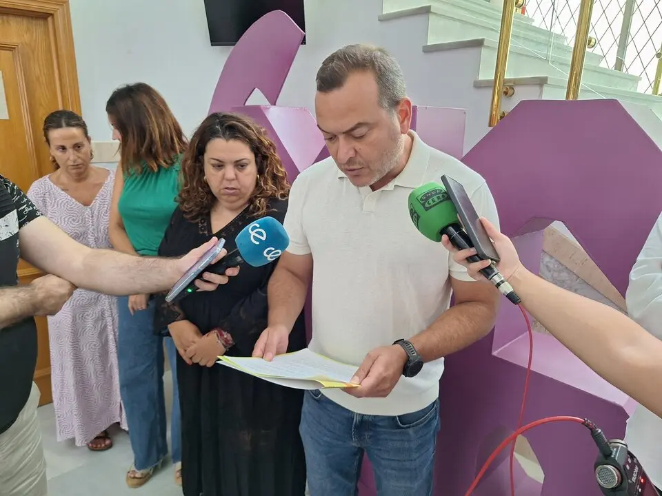 Gonzalo Sanz, jefe del gabinete de la Delegada del Gobierno, dando lectura a la declaraci&oacute;n institucional contra la violencia de g&eacute;nero