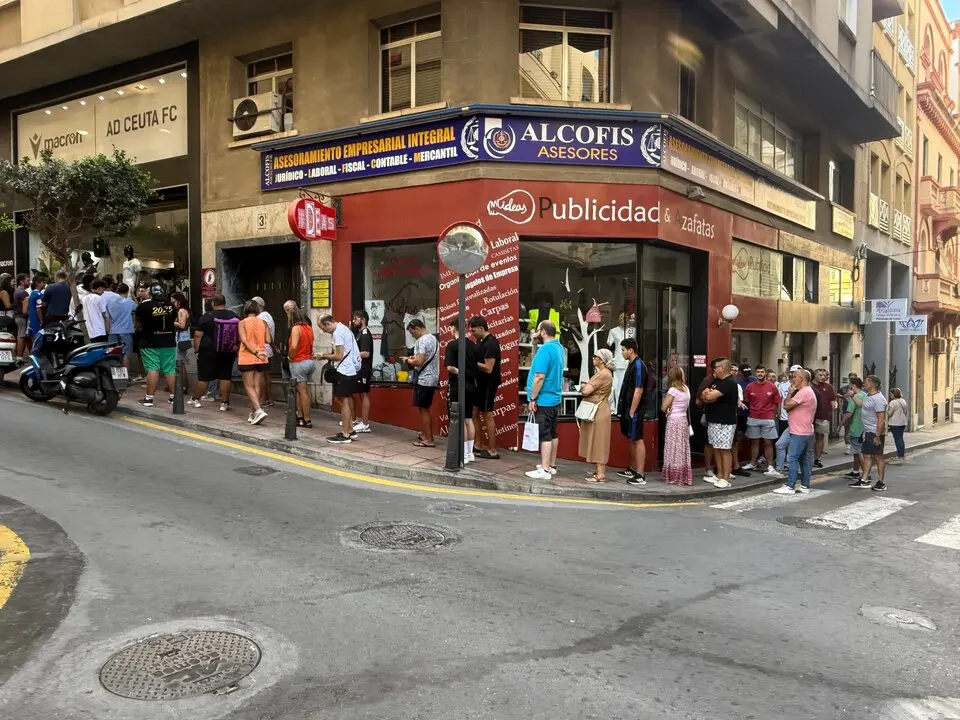 Venta camisetas de la AD Ceuta FC / M.Zapico