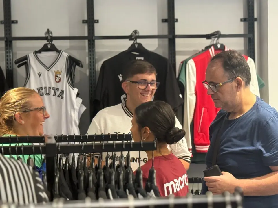 Venta camisetas de la AD Ceuta FC / M.Zapico