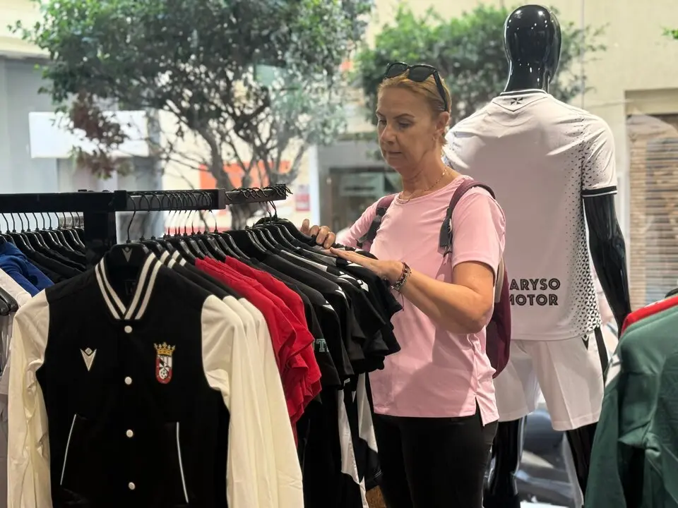 Venta camisetas de la AD Ceuta FC / M.Zapico