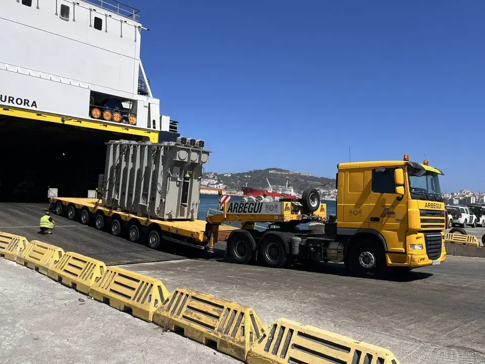 Los transformadores llegaron en el roro Aurora / Endesa