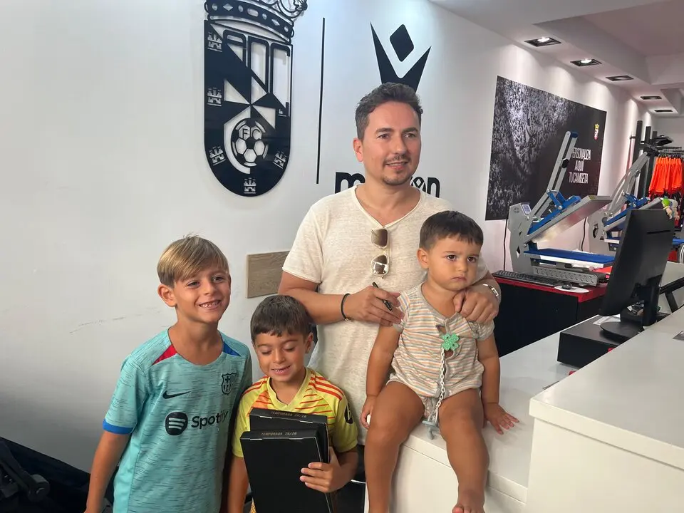 Visita de Jorge Lorenzo a la AD Ceuta