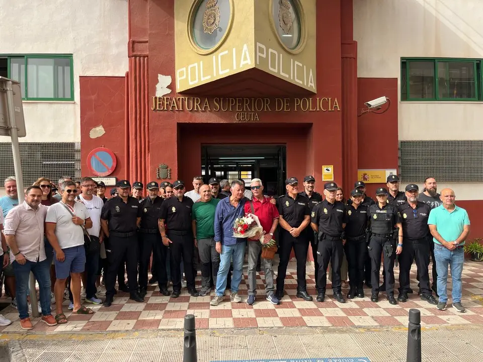 Flori&aacute;n junto a sus compa&ntilde;eros de profesi&oacute;n y familiares./ J.A. Gonz&aacute;lez