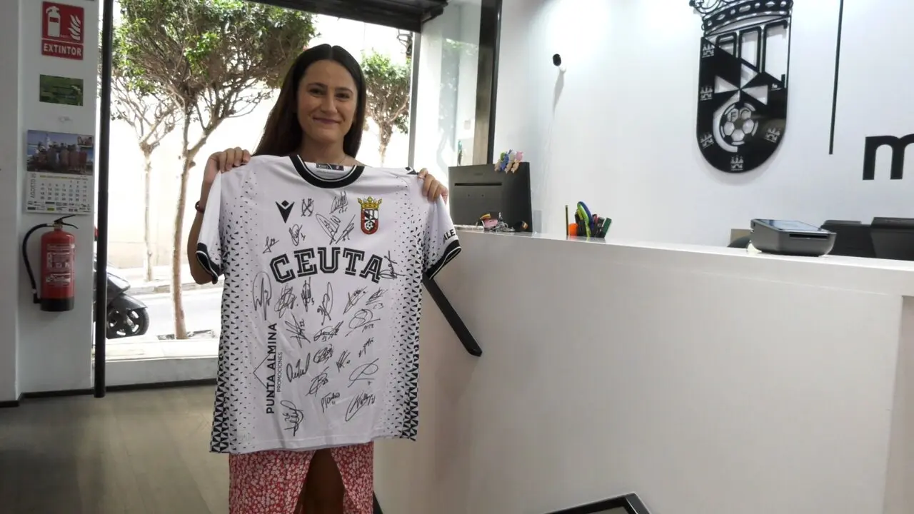 Raquel, ganadora del sorteo de la camiseta oficial del Ceuta / RFFCE