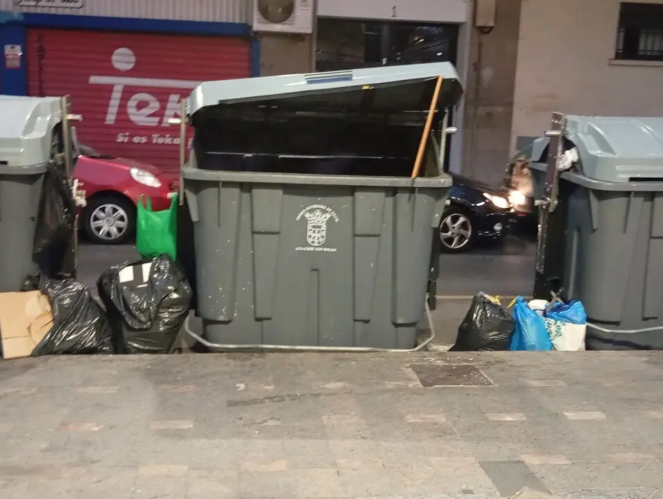 SITA denuncia que los operarios de Servilimpce recogen a diario toneladas de basura depositada fuera de los contenedores