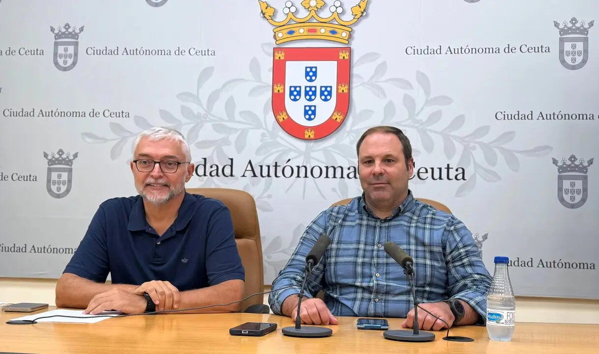 Agust&iacute;n Atencia, presidente de la Federaci&oacute;n de P&aacute;del de Ceuta, y Sergio Aguilera, director general del Deportes / E. Arteaga